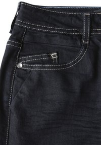 Jean en denim foncé avec un design classique à cinq poches, des coutures visibles d'une couleur beige contrastante et une texture lisse.