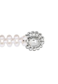 Bracciale di perle con chiusura a scollo in argento. Presenta perle bianche tonde infilate insieme, in contrasto con la finitura metallica lucida della chiusura.