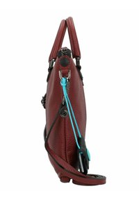 Sac à main en cuir texturé rouge avec deux poignées courtes, fermeture éclair latérale, bandoulière amovible et accent bleu sur la tirette de la fermeture.