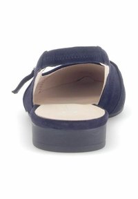 Zapatos de ante azul marino con puntera redondeada y tacón bajo. Presentan una correa trasera y un diseño abierto en el talón para mayor transpirabilidad.