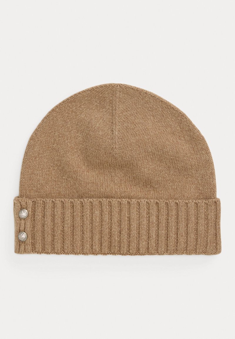 Beanie marrone lavorato a maglia con una fascia ripiegata a coste testurizzate, caratterizzato da due bottoni decorativi argentati su un lato. Parte superiore a maglia liscia.