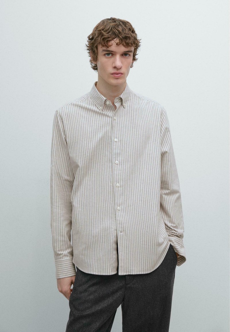 Overhemd met knopen in lichtbeige met verticale strepen in gedempte kleuren. Voorzien van lange mouwen en een klassieke kraag, gemaakt van gladde stof.