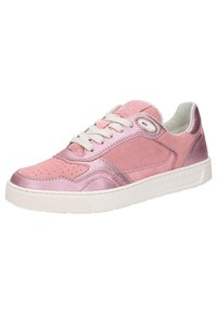 Rosa Sneaker aus einer Kombination von strukturiertem Wildleder und glänzendem Metallic-Leder. Verfügt über weiße Schnürsenkel, einen gepolsterten Kragen und eine strukturierte Gummisohle.
