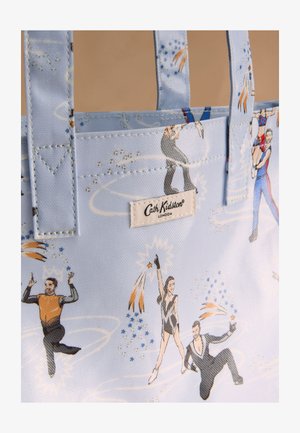 Jasnoniebieska torba na ramię z ilustracją łyżwiarzy figurowych wykonujących triki, ozdobiona gwiazdkami i smugami iskier, z metką Cath Kidston London.