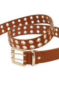 Cintura in pelle marrone con grandi occhielli dorati, una fibbia a tre punte e una finitura liscia. Gli accessori includono una fibbia in tono dorato.