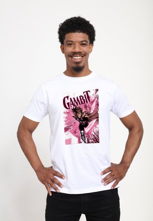 Biała koszulka z grafiką komiksu Gambit. Projekt zawiera odważne kolory z różowymi akcentami oraz dynamiczną pozę postaci.