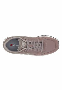 Lotto atletska obuća u svijetloj mauve boji s gornjim dijelom od antilopa, mrežastim detaljima, toniranim vezicama, podstavljenim uloškom i crnim gumеним potplatom.