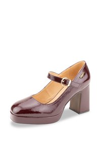 Talons Mary Jane en cuir verni bordeaux avec un bout rond, une sangle à boucle réglable et un talon haut carré. L'intérieur est beige.