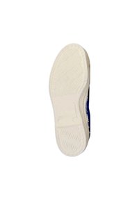 Semelle de chaussure en blanc avec un motif de semelle, dotée d'un dessus bleu avec des accents subtils. Plate et texturée, idéale pour un usage décontracté.