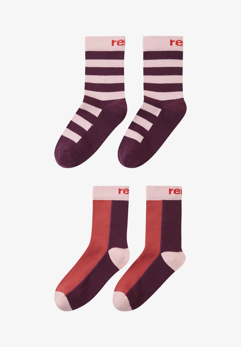 Skarpetki w paski i w jednolitym kolorze w ciemnofioletowym, jasnoróżowym i czerwonym, z dzianinowym wzorem i prążkowanymi mankietami. Pokazane cztery pary.