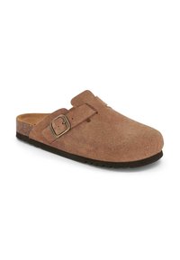 Sabot en daim marron avec un bout arrondi, sangle en cuir ornée d'une boucle en métal et semelle en caoutchouc texturé, conçu pour le confort et la facilité d'utilisation.