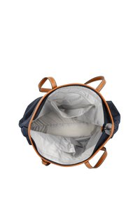 Marineblauwe rugzak met bruin leren accenten, voorzien van een ruime grijze binnenkant, ritssluitingen en een gladde textuur.