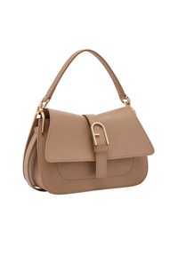 Borsa a tracolla in pelle marrone con chiusura a pattina, hardware dorato, una tracolla frontale e una forma strutturata con una texture liscia.