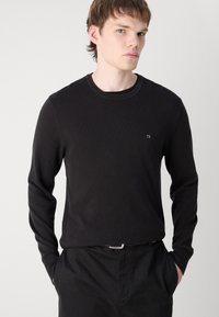 Calvin Klein STRUCTURE SWEATER - Strikkegenser - black