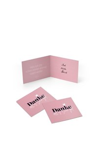 Rožinė sveikinimo atvirutė su juodu ir baltu tekstu. Vidinėje pusėje yra erdvė rašymui ir yra frazė "Ich liebe Dich". Suapvalinti kampai.