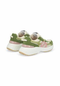 Zapatillas deportivas con parte superior de ante y malla verde, detalles en rosa y una suela blanca texturizada con una suela exterior beige antideslizante.