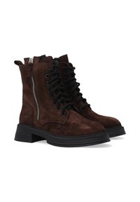 Hnědé semišové kotníkové boty s černými tkaničkami, bočním zipem, gumovou podešví a prošívanými detaily podél švů.