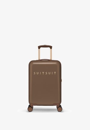 Bruine harde koffer met een gouden "SUITSUIT" logo, voorzien van een uittrekbare handgreep en vier wielen voor mobiliteit.