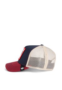 Casquette rouge et marine avec un dos en maille, visière courbée et un patch logo rectangulaire à l'avant. Présente des détails de couture contrastants.