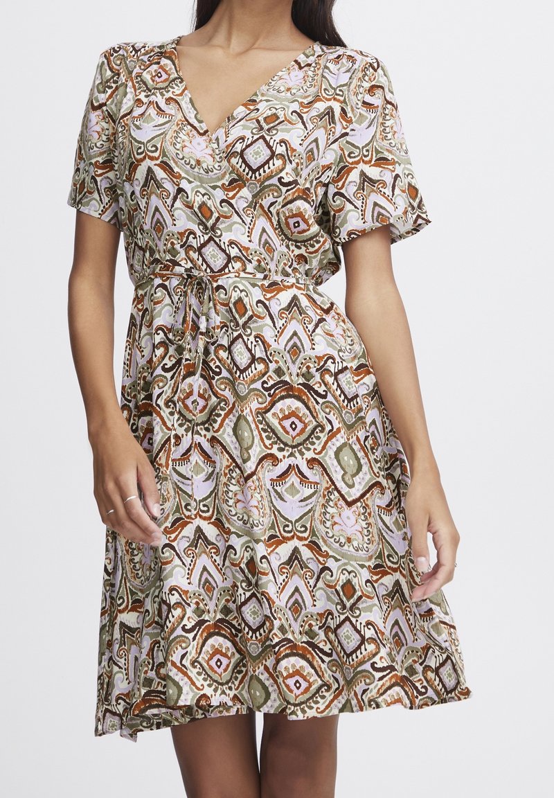 Robe à manches courtes en tissu léger ornée d'un motif cachemire multicolore, avec ceinture à la taille, encolure en V et jupe évasée.