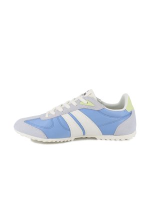Chaussures de sport bleues et grises avec des rayures blanches, en daim doux et cuir, bout arrondi et semelle extérieure en caoutchouc blanc texturé.