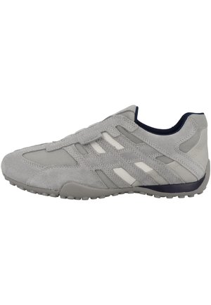Scarpa da ginnastica grigia in materiale scamosciato e rete, con dettagli bianchi e suola testurizzata. Design a taglio basso con collo imbottito.