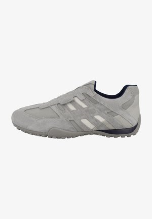 Scarpa da ginnastica grigia in materiale scamosciato e rete, con dettagli bianchi e suola testurizzata. Design a taglio basso con collo imbottito.