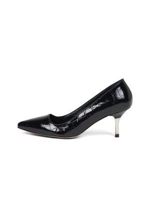 Zwarte leren pump met puntige neus en krokodillenprint textuur, voorzien van een korte zilveren stilettohak, zijaanzicht op een witte achtergrond.