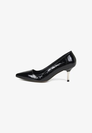 Zwarte leren pump met puntige neus en krokodillenprint textuur, voorzien van een korte zilveren stilettohak, zijaanzicht op een witte achtergrond.