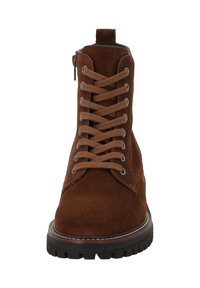 Brązowy zamszowy botek za kostkę z okrągłym noskiem, sznurowaniem z przodu i suwakiem po boku. Posiada teksturowaną gumową podeszwę oraz kontrastujące przeszycia.