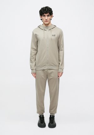 TRAIN CORE - Chándal - roasted cashew