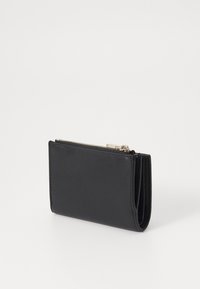 Portafoglio in pelle nera, forma rettangolare, con zip dorata. Presenta una finitura liscia e un design compatto per un facile trasporto.