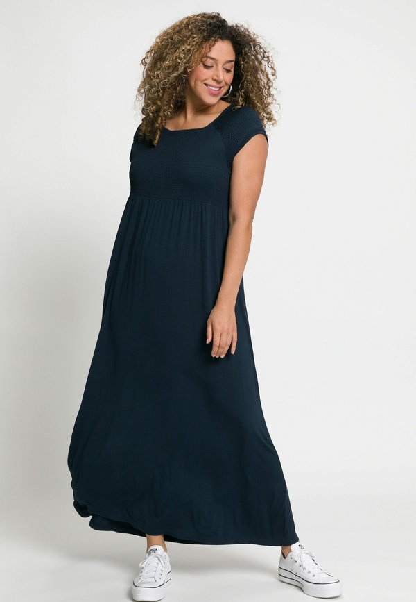 GESMOKTE  CARRÉHALS - Strickkleid