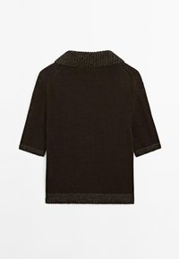 Brun, stickad kortärmad tröja med ribbad krage och strukturerad trim. Har en avslappnad passform och en intrikat sömmönster vid kanterna.