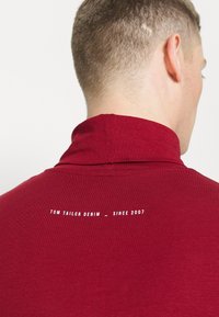 TOM TAILOR DENIM TURTLENECK LONGSLEEVE - Camisola de manga comprida - burned cordovan red