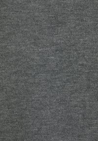Dunkelgrauer Strickstoff mit glatter Textur und gleichmäßiger Webart, die subtile Farbvariationen für Tiefe aufweist. Keine Muster oder Akzente.