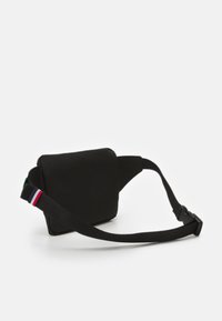Borsa a tracolla nera con forma rettangolare, realizzata in tessuto liscio, con una cintura regolabile e un'accenno tricolore sulla cintura.