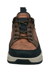 Braune und schwarze lässige Sneaker aus strukturiertem Leder, mit gemusterten Schnürsenkeln, schwarzer Sohle und Stoffgriffschlaufe mit Markenlabel auf der Zunge.
