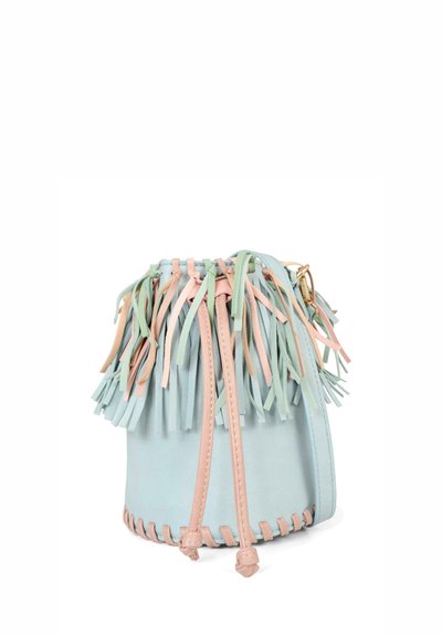 Borsa a secchiello in pelle azzurro chiaro con dettagli in frange multicolori rosa e verde. Presenta una chiusura con coulisse e finiture cucite.