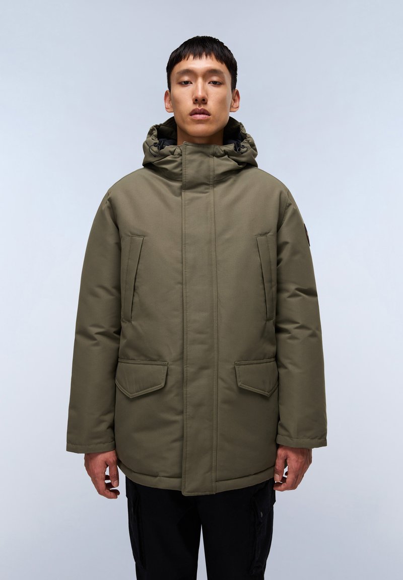 Giacca parka verde oliva realizzata in tessuto isolante, con cappuccio, due tasche frontali a pattina e un design dritto.