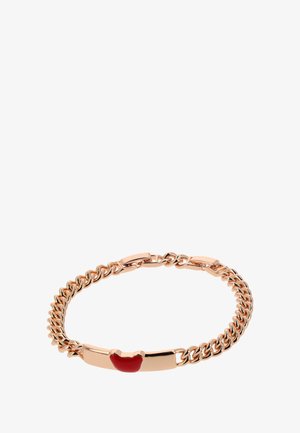 Rózsaarany lánc karkötő sima, fényes felülettel és egy piros szív akcentussal egy téglalap alakú lemezen.