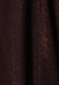 Tamsiai burgundiškos spalvos audinys su blizgiu, spindinčiu paviršiumi ir subtiliomis raukšlėmis, kurios sukuria šviesos atspindžius ant paviršiaus.