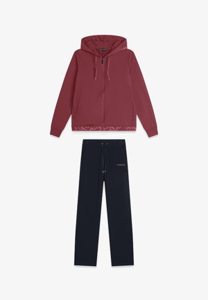 Felpa con zip color bordeaux con cappuccio e pantaloni tuta neri con vita regolabile, dettagli del logo e una texture di tessuto morbido.