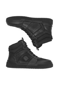 Fekete magasszárú sportcipők texturált gumitalppal, fűzős elülső résszel és párnázott bokakollárral, fehér háttérrel bemutatva.
