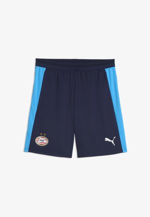 Pantalones cortos deportivos azul marino con paneles laterales azul claro, escudo del club de fútbol PSV en la pierna izquierda y logo blanco de Puma en la pierna derecha.