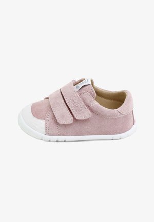 Zapato de ante rosa para niño pequeño con doble cierre de velcro y suela de goma blanca, mostrado de perfil sobre fondo blanco.