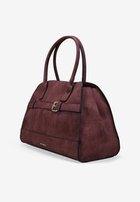 Bolso de mano de imitación piel color burdeos con dos asas resistentes, un detalle de hebilla en la parte frontal y un diseño estructurado con una textura suave.
