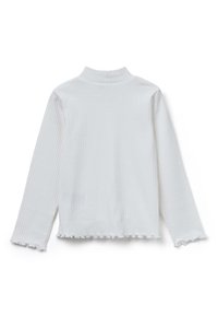 Blusa blanca de manga larga con cuello mao, que presenta una textura acanalada y un dobladillo deshilachado en los puños y en la parte inferior. Tejido suave, diseño ajustado.