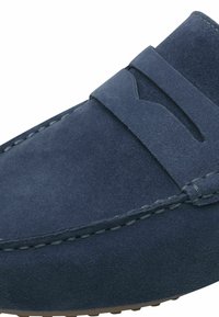 Granatowe zamszowe buty slip-on z zaokrąglonym czubkiem, szerokim paskiem na wierzchu i kontrastowym stębnowaniem wzdłuż krawędzi dla dodatkowego efektu.