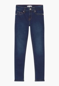 Vaqueros de mezclilla azul oscuro con un corte ajustado. Incluyen trabillas para cinturón, cremallera y costuras en contraste. Sin desgastes ni adornos visibles.